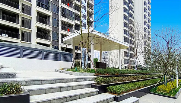 汉寿御城金色晓岛2期，凭借其得天独厚的周边配套和优越地段，为业主打造出了一种令人向往的品质生活。项目周边教育资源丰富，堪称 &ldquo;教育黄金圈&rdquo;。紧邻龙阳小学、西竺山中学，又有龙池实验学校在侧，从小学到中学，